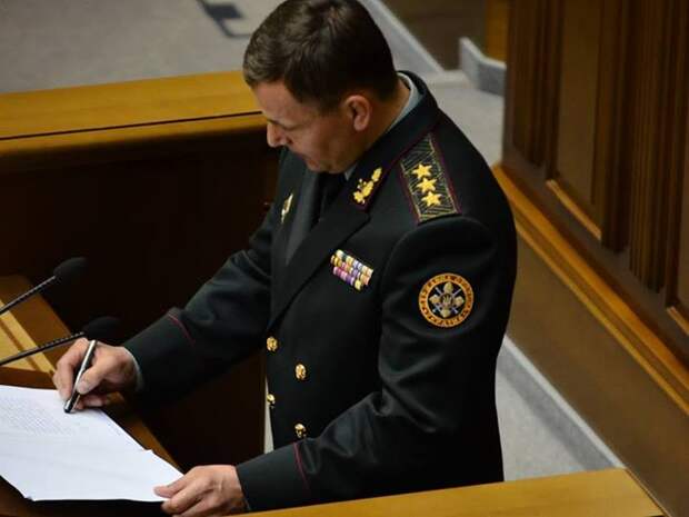 Новый министр обороны Украины после принятия присяги «расписался» ручкой с закрытым колпачком