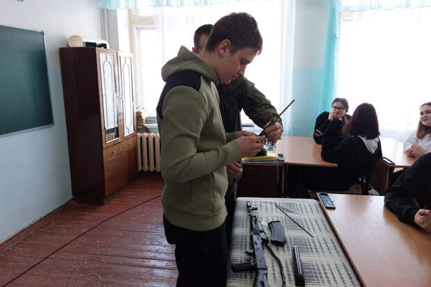 Военные полицейские ЦВО рассказали вольским школьникам об особенностях своей службы