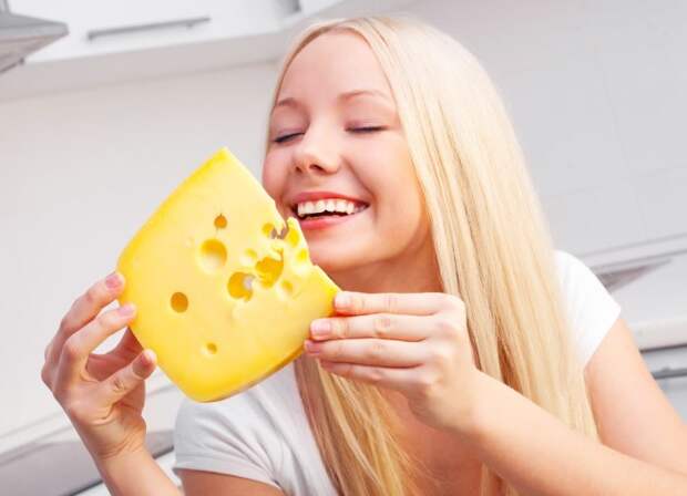 Сыр очень полезен, но в умеренных количествах. /Фото: dailyjust.com