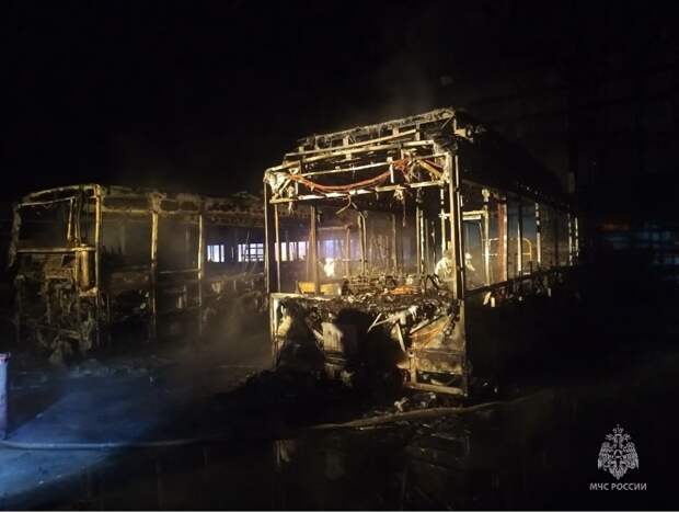 Стало известно, отчего сгорели автобусы в астраханском таксопарке