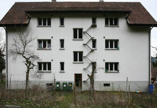 Дорога в кошачье королевство: лестницы для пушистых домашних любимцев на фасадах швейцарских домов