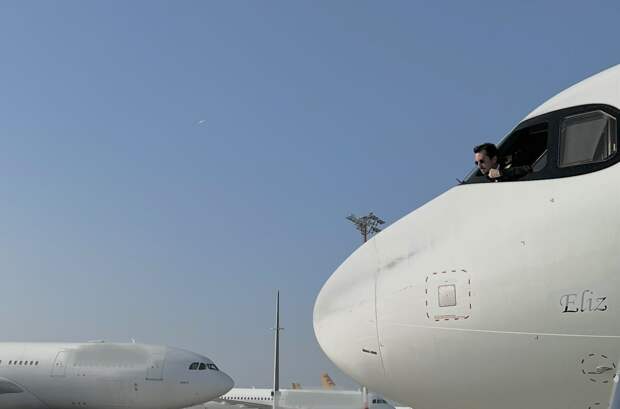 С российского пилота, посадившего самолет в пшеничном поле, требуют 119 млн