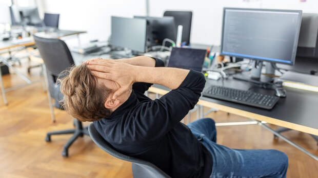 Психолог Абравитова объяснила, почему в стрессе человек ищет негативный контент