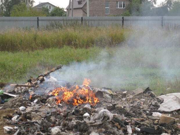 Как правильно сжигать мусор на участке