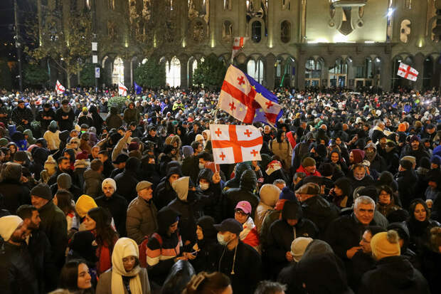 Протестующие перекрыли проспект Руставели у здания парламента в центре Тбилиси