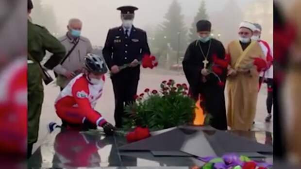 Мэр Тобольска возложил цветы к Вечному огню в лосинах и шлеме