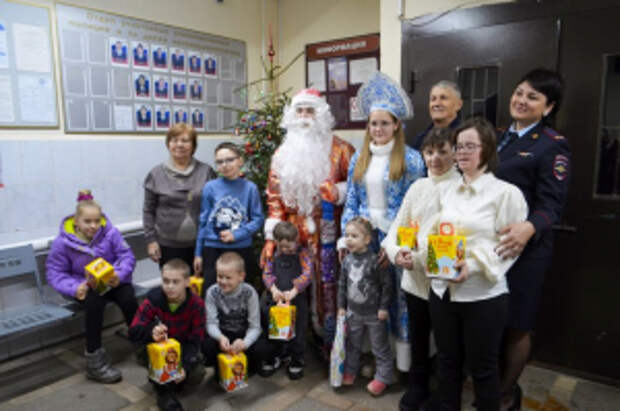 В Калужской области в рамках Всероссийской акции МВД России «Полицейский Дед Мороз» малоярославецкие полицейские устроили для своих подшефных новогодний сюрприз