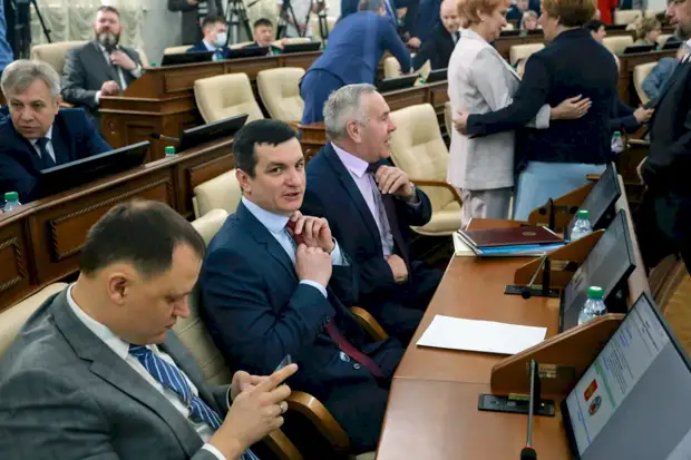 Майское настроение. Фоторепортаж с отчёта губернатора Виктора Томенко