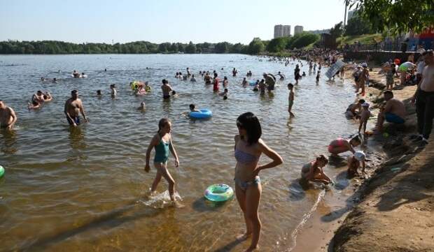 Москвичей предупредили о риске заражения «зудом купальщика» в непроверенных водоемах