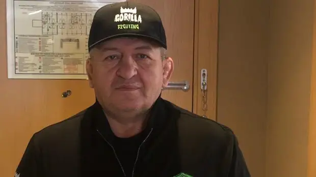 Боец UFC рассказал, как отца Нурмагомедова не пустили на взвешивание с флагом России