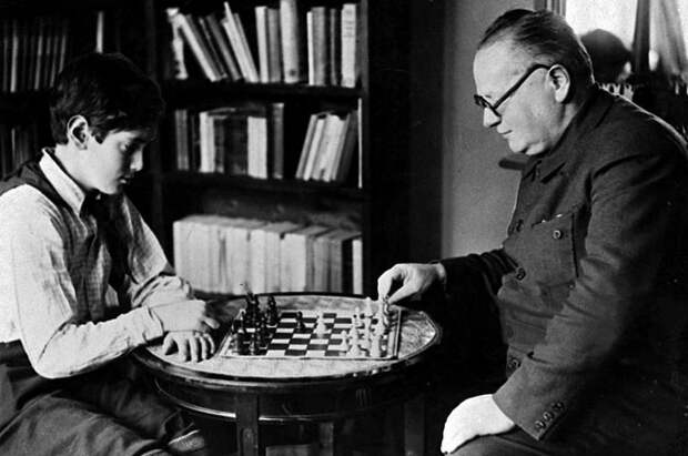 Максим Литвинов играет в шахматы с сыном Мишей. 1936 г.