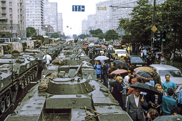 Новый Арбат, 19 августа 1991 года. Фото из интернета