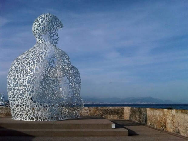 30 самых абсурдных скульптур в мире