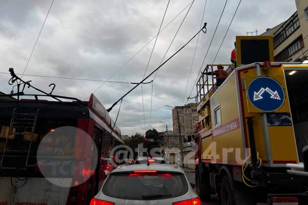 На перекрестке Красноармейского проспекта и улицы Дмитрия Ульянова в Туле встали троллейбусы