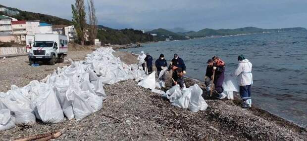 В Туапсе убирают локальные выбросы нефтепродуктов на пяти участках побережья