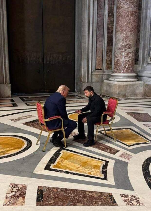 Трамп и Зеленский разговаривают в Ватикане. Фото: Telegram Зеленского