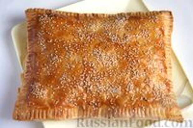 Фото приготовления рецепта: Слоёный пирог с килькой в томате - шаг №12