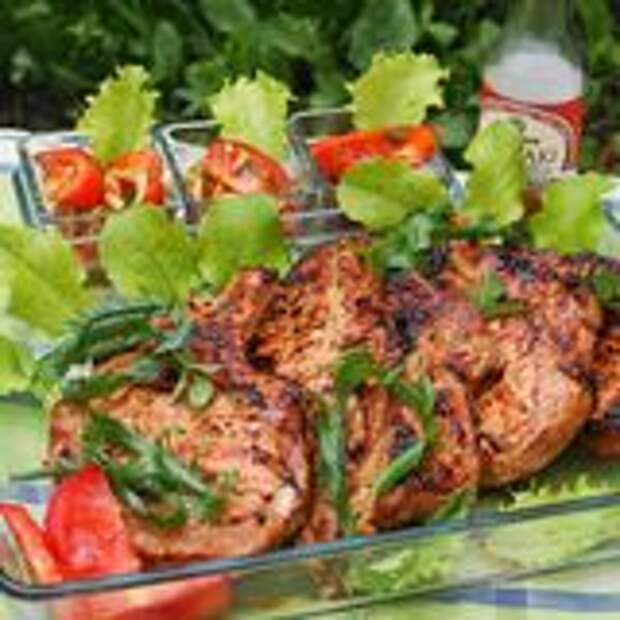 Сочный шашлык на косточке и любимый салат из маринованых помидорок
