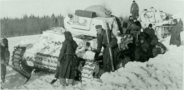 Солдаты немецкой 5-й танковой дивизии расчищают от снега дорогу для танков Pz.Kpfw.IV Ausf.F во время битвы под Москвой. Великая Отечественная война, Советский народ, история
