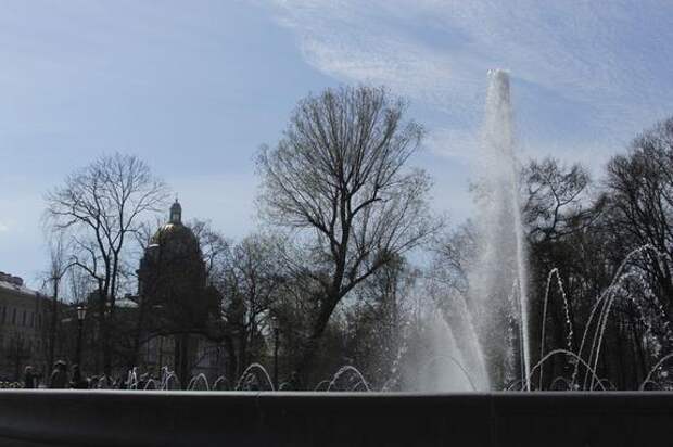 Почти 100 фонтанов заработали на территории Петербурга в понедельник