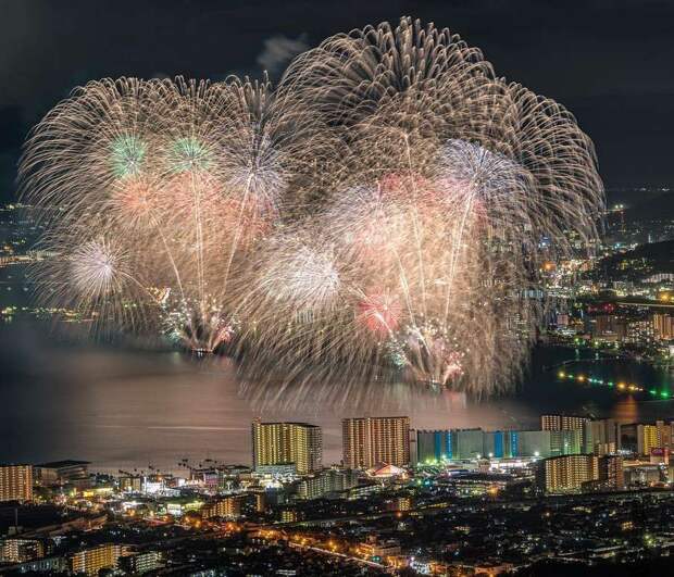 The Japanese Photographer Keisuke Captures The Beauty Of Fireworks In Japan