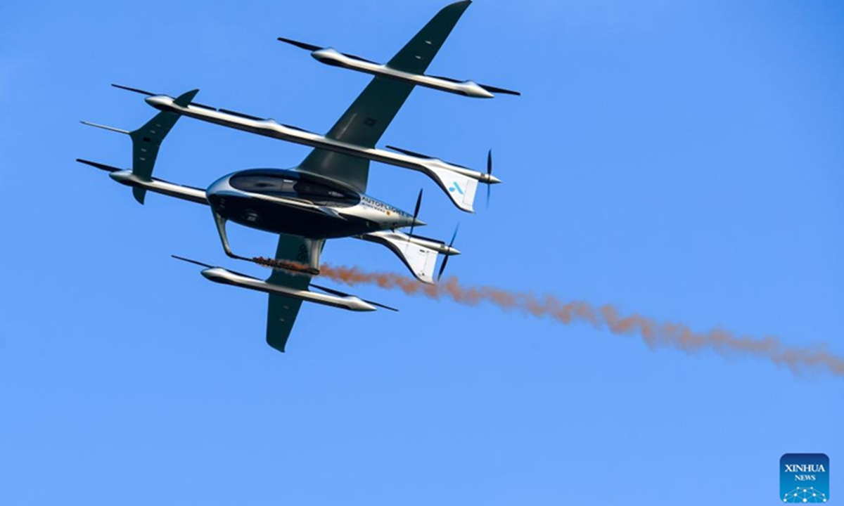 5-местный самолет eVTOL (электрический самолет вертикального взлета и посадки) совершает демонстрационный полет недалеко от порта приписки Shekou Cruise в Шэньчжэне, южно-китайская провинция Гуандун, 27 февраля 2024 года. (Фото: Синьхуа)