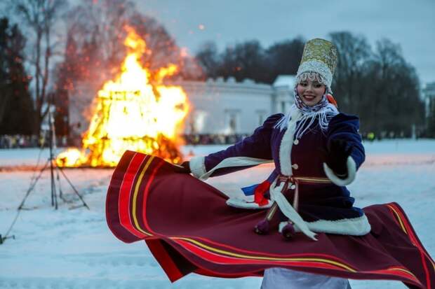 В парке на Елагином острове в Петербурге сожгли чучело Масленицы высотой шесть метров