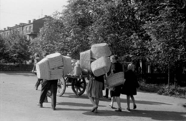 Люди, идущие торговать на рынок. СССР, Ярославль, 1970-е годы.