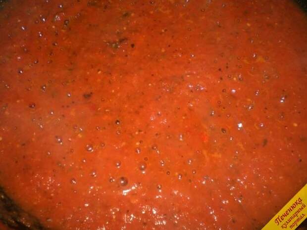 2) В томатную массу добавить зерна кориандра, измельченный черный, красный, душистый и белый перец. Тушить до загустения. Когда массы станет в два раз меньше первоначального количества, можно добавлять следующий ингредиент.