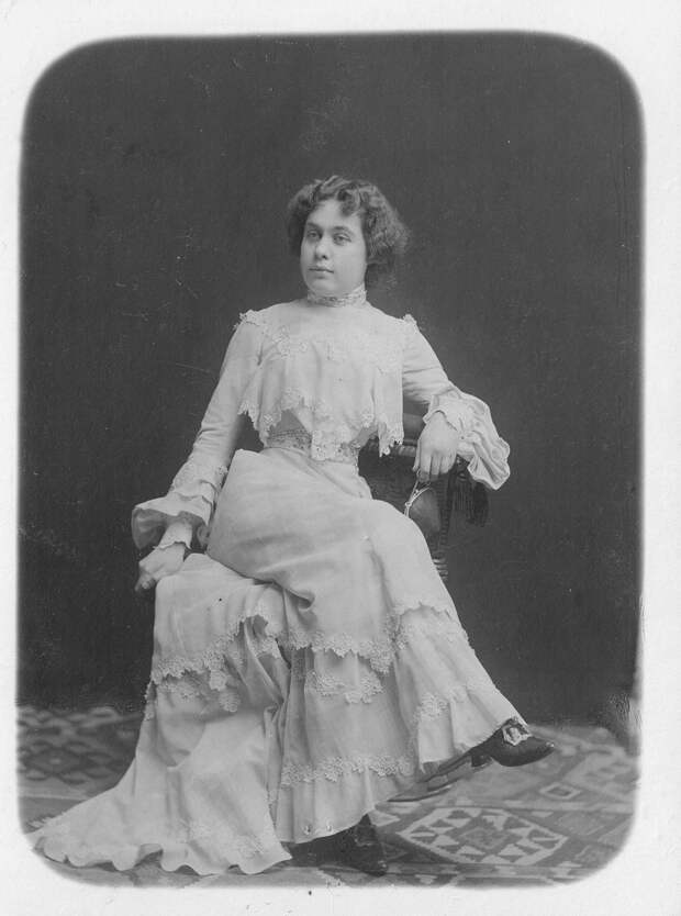 Портрет молодой женщины в туфлях фасона à la Molière, Россия, 1900-е годы