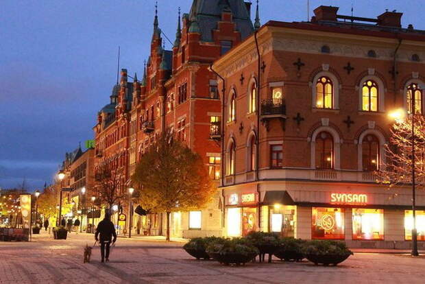Почему в Швеции ночью во многих домах оставляют жалюзи открытыми, а в окна ставят свечи и лампы?