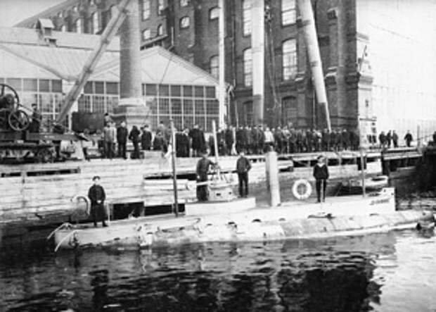 Подводная лодка "Дельфин" в акватории Балтийского завода