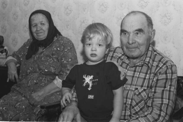 Знакомые дедушка и бабушка. Фото автора.