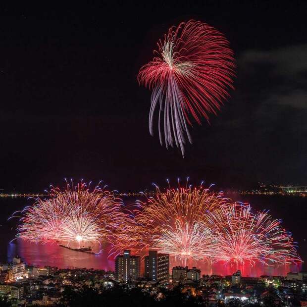 The Japanese Photographer Keisuke Captures The Beauty Of Fireworks In Japan