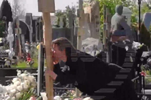 Фигурист Чернышов поцеловал крест Заворотнюк перед уходом с кладбища