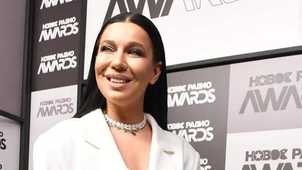 Певица Ёлка сыграла тайную свадьбу: показала мужа и кольцо