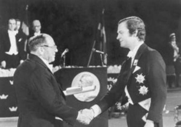 Король Швеции Карл-Густав вручает Леониду Канторовичу Нобелевскую премию «За вклад в теорию оптимального распределения ресурсов», 1975 г.