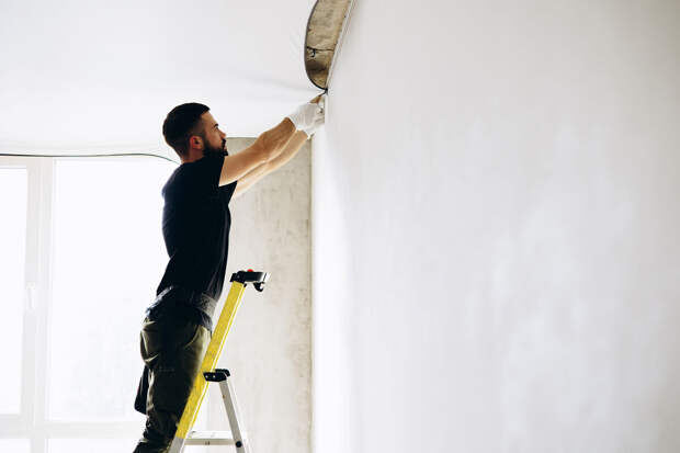 Строительный эксперт Васильев: главный плюс натяжных потолков — в скорости работы