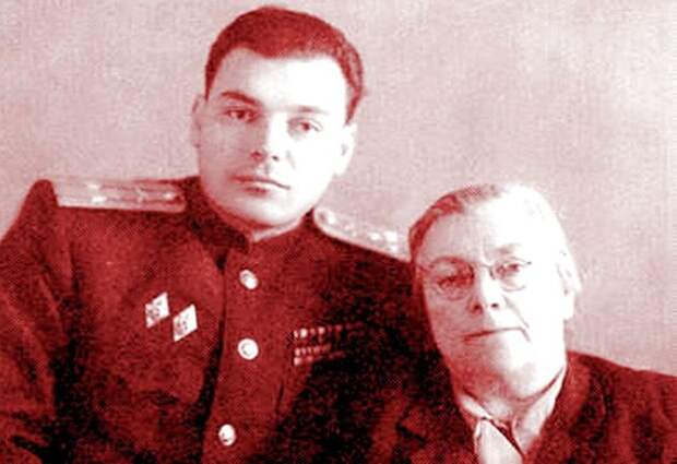Настоящий полковник с мамой Елизаветой Львовной, фото 1954 года.