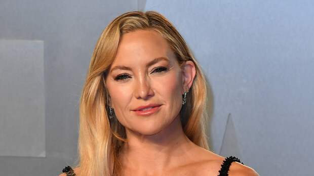 Актриса Кейт Хадсон выложила фото в кружевном топе с глубоким декольте