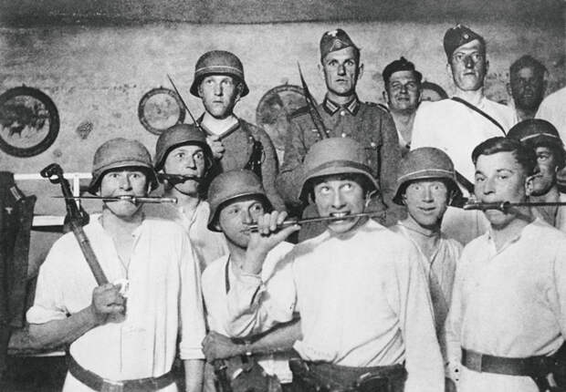 Нацистские солдаты позируют приятелям после погрома. 1941 год Нацистские солдаты позируют приятелям после погрома. 1941 год