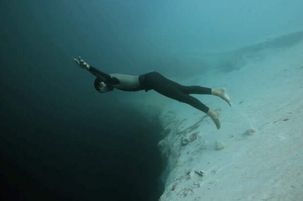http://www.letsbewild.com/wp-content/uploads/2012/12/base-jumping-underwater.jpg