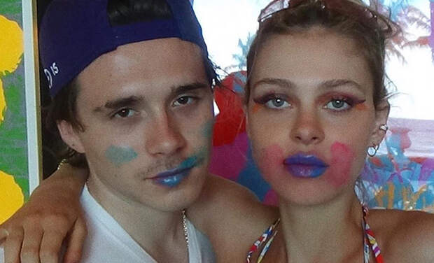 Я у мамы визажист: Бруклин Бекхэм сделал мейкап своей возлюбленной Николе Пельтц