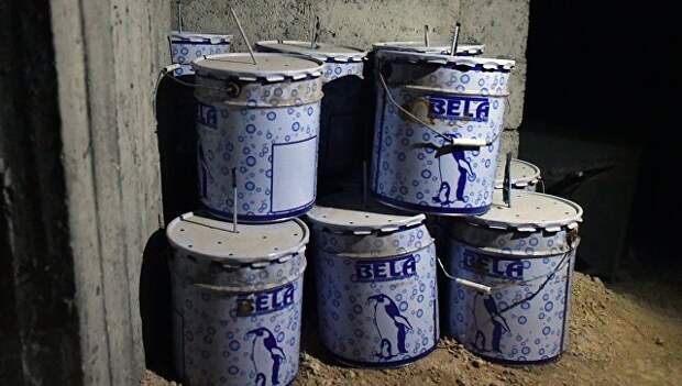 Емкости с взрывчаткой в химической лаборатории боевиков по изготовлению отравляющих веществ и взрывчатки в подвале одного из домов в освобожденном пригороде Дамаска Думе. Архивное фото