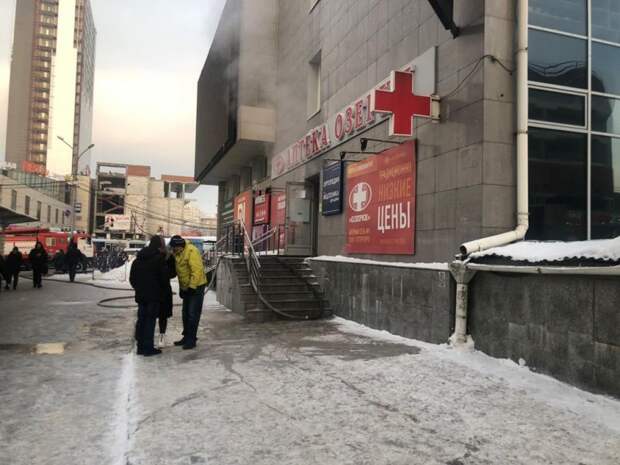 Пожарные потушили загоревшийся торговый центр на площади Маркса