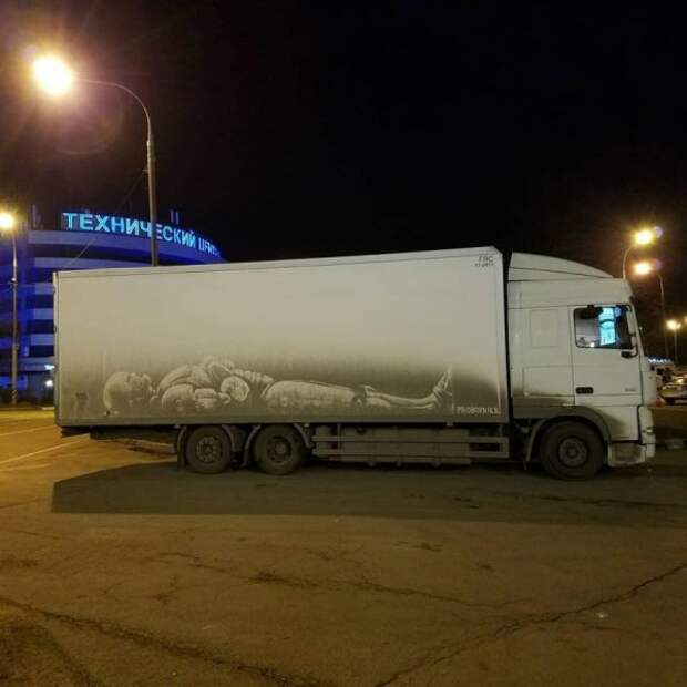 Московский художник использует грязь на авто в качестве холста