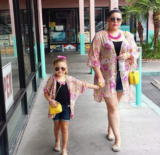 Мамаша тратит тысячи долларов, чтобы они с дочерью одевались одинаково
