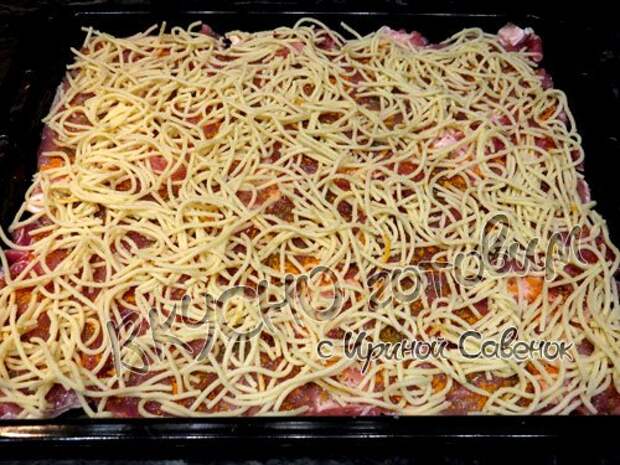 Свинина под сыром с лапшой и кабачками - шаг 2