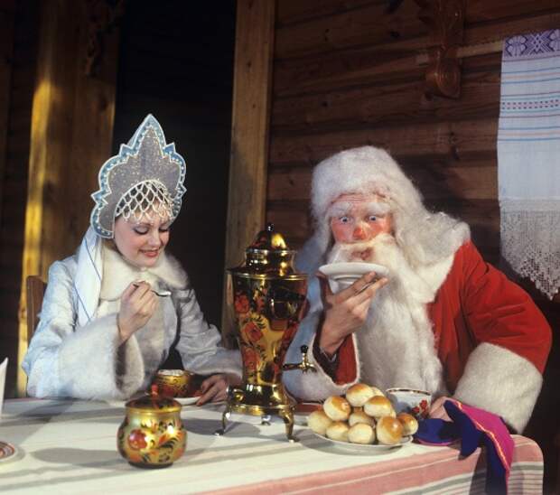 Дед Мороз и Снегурочка пьют чай, Алтайский край, 1980 год