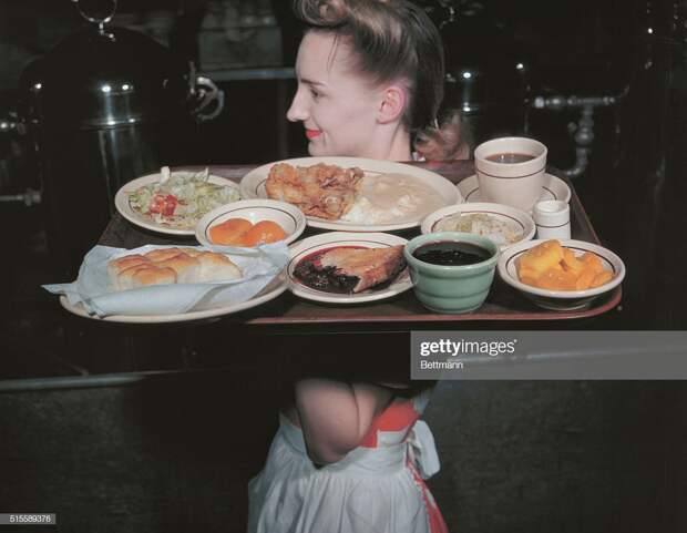 Официантка несет поднос с полным обедом за $1.28 в Berry's Place. 1950-е история, ретро, фото